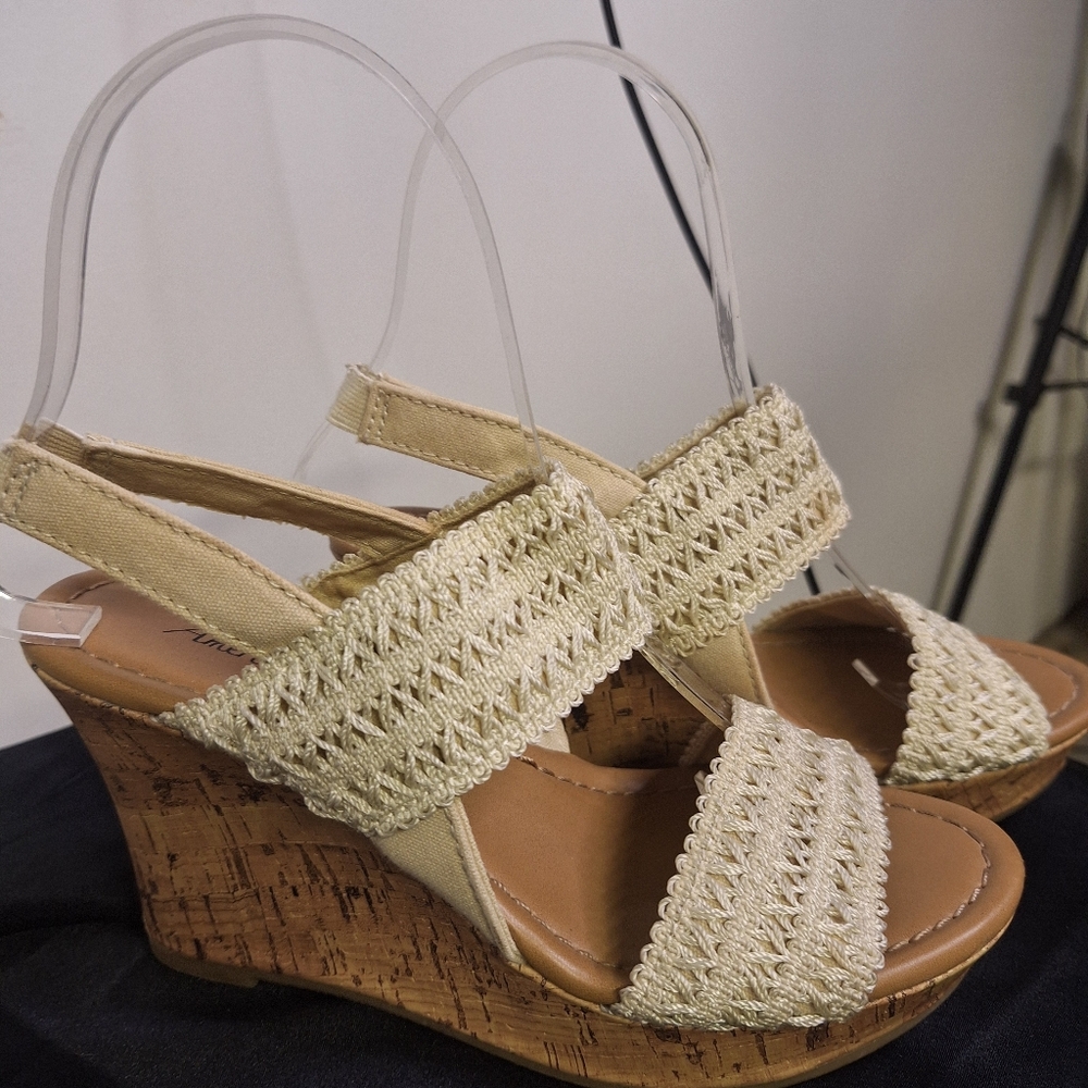 American Eagle Outfitters Tan Wedge Sandalsa Sandles Size 6
